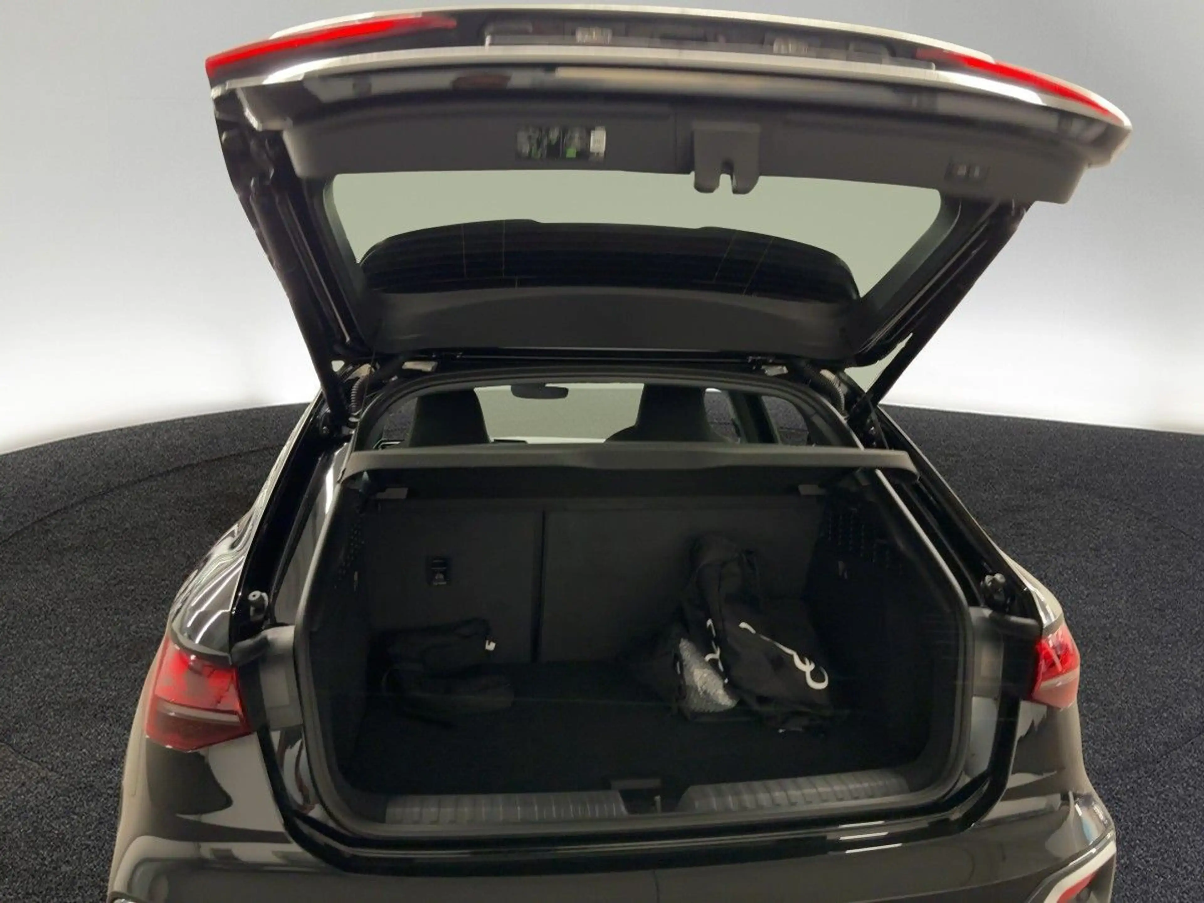 Audi A3 TFSI e S tr. — photo 9