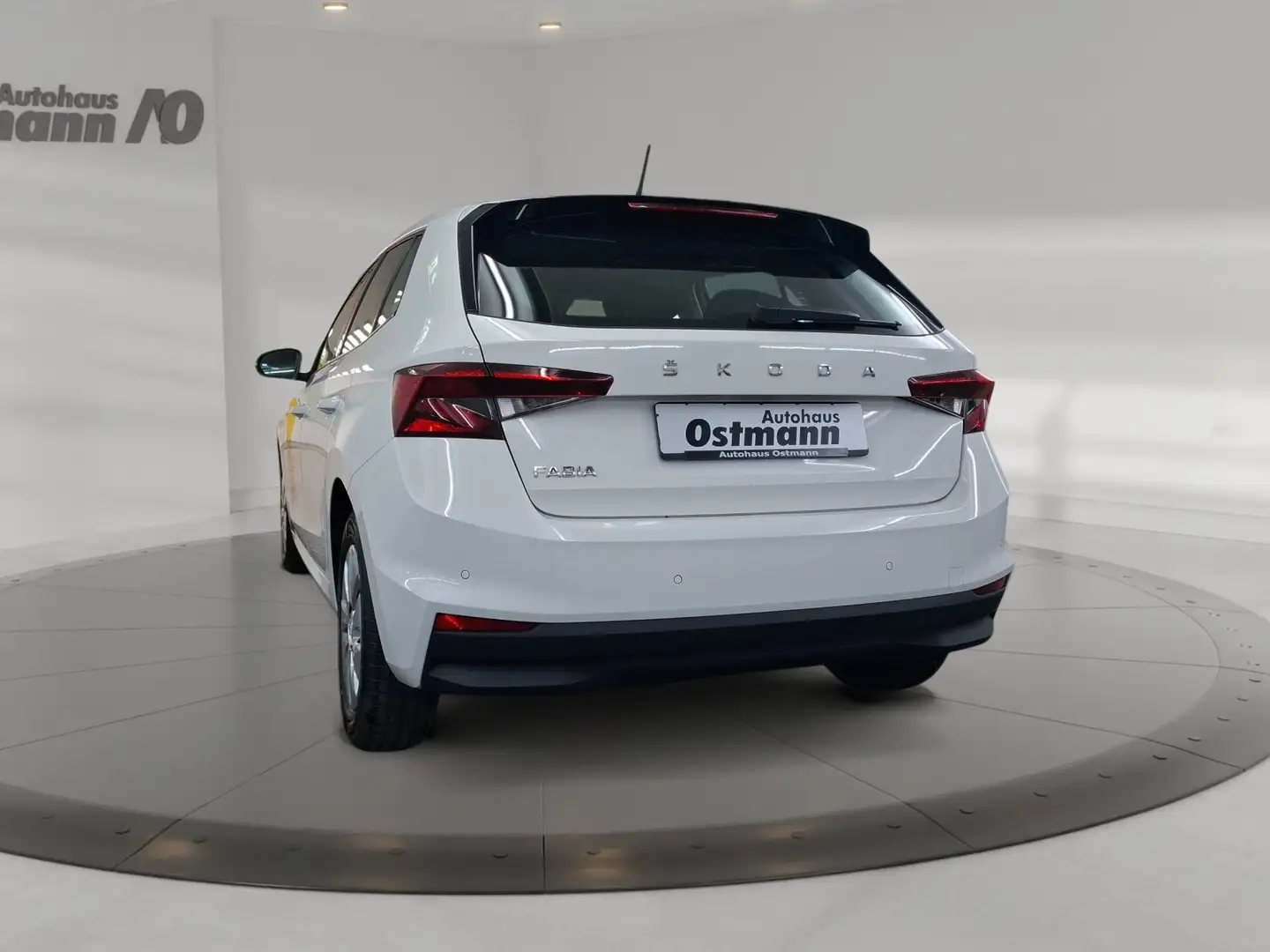 Skoda Fabia 1.0 MPI Ambition PDC SHZ CarPlay LED Wit - 2
