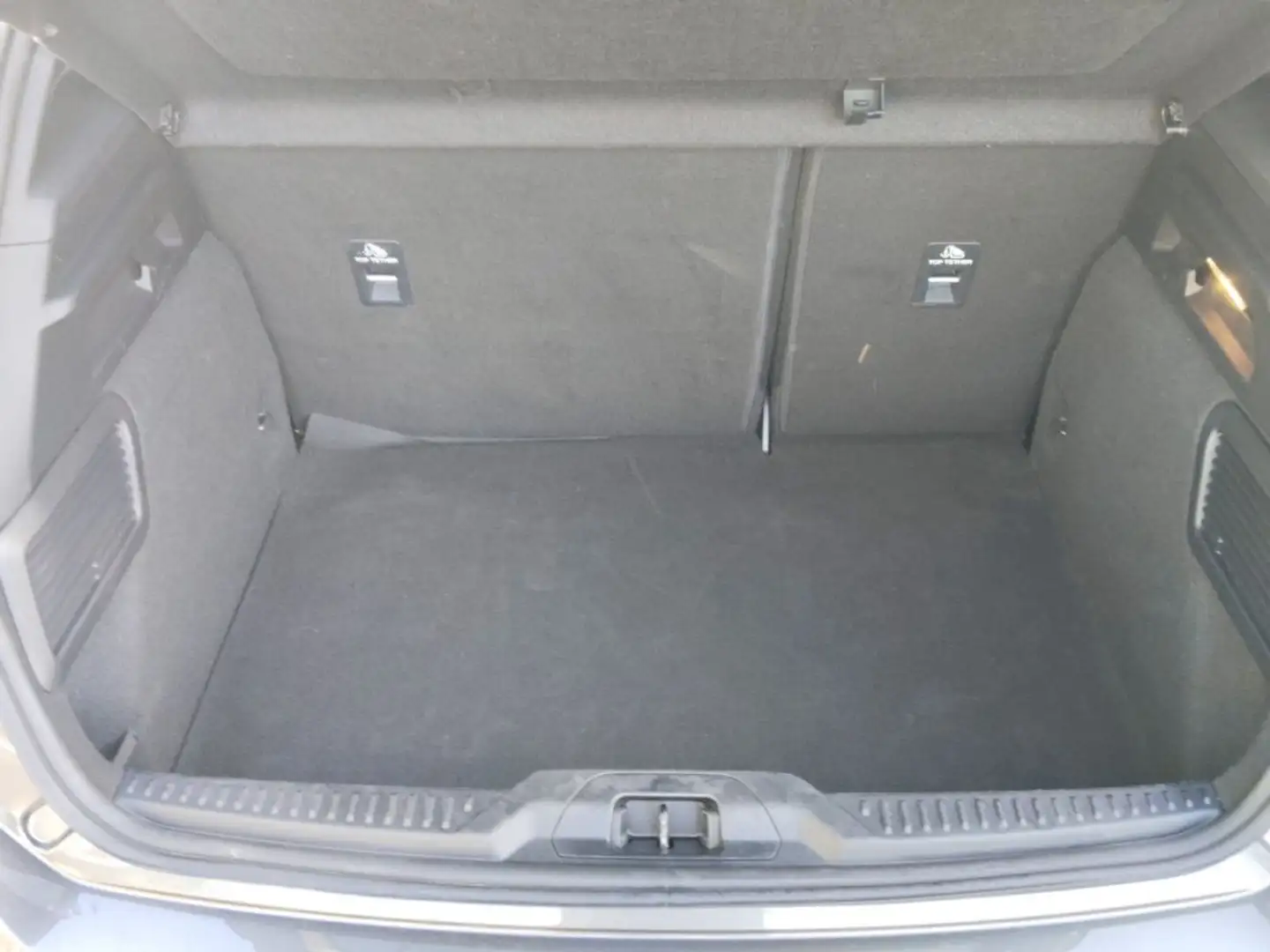 Ford Focus ST-Line 1,5L Eblue 115PS A8 FWD Grijs - 2