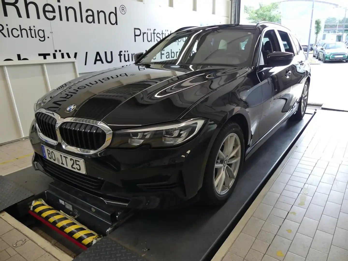 BMW 318 d Touring Advantage Aut. Klimaaut. AHK HIFI Schwarz - 2