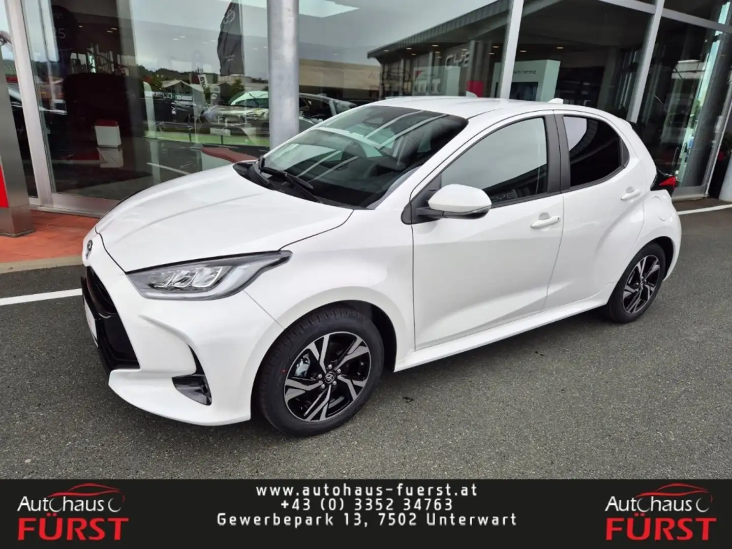 Toyota Yaris - 1,5 l, 116 PS 5-tg. Active Drive Weiß - 1