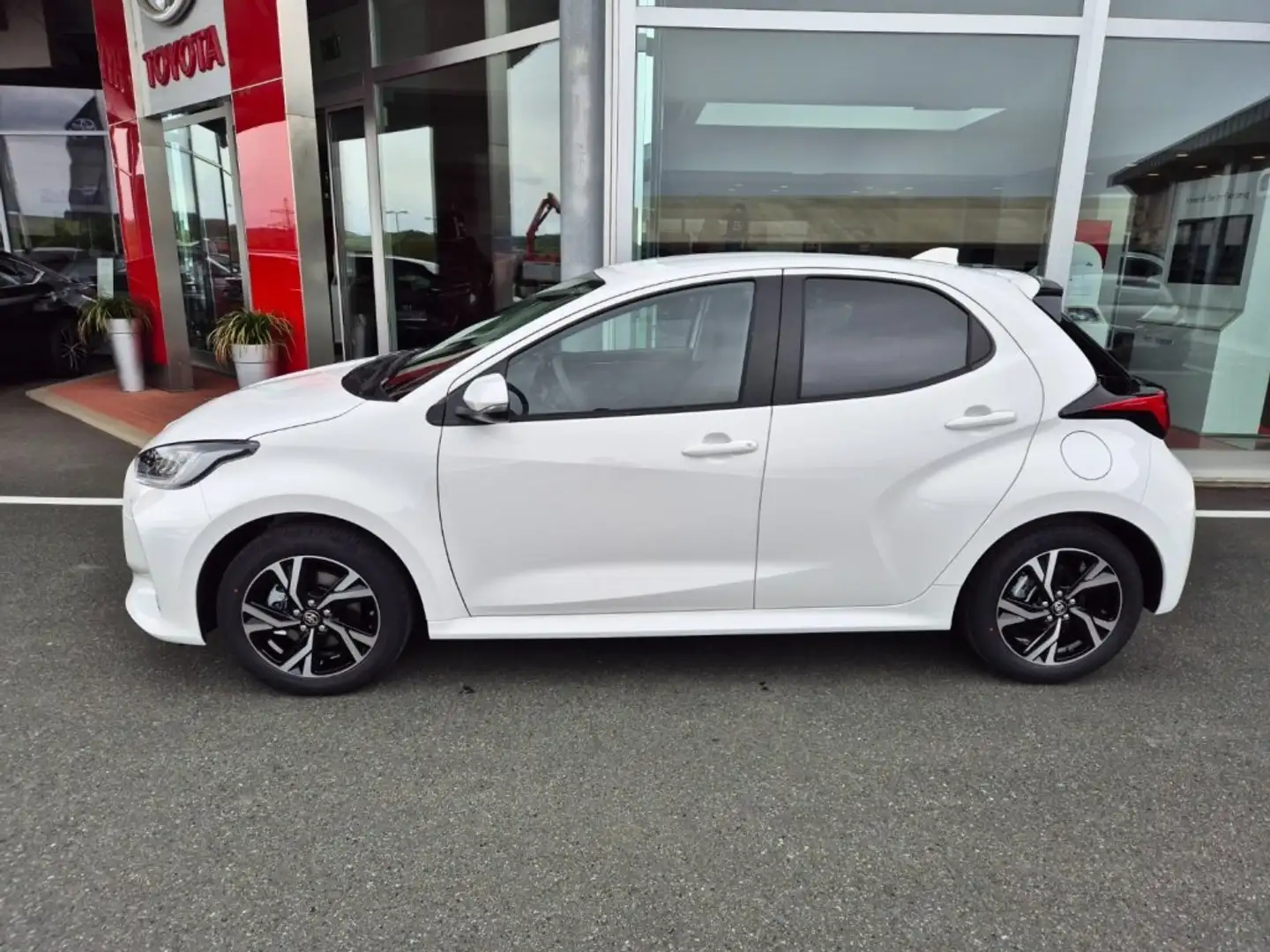 Toyota Yaris - 1,5 l, 116 PS 5-tg. Active Drive Weiß - 2