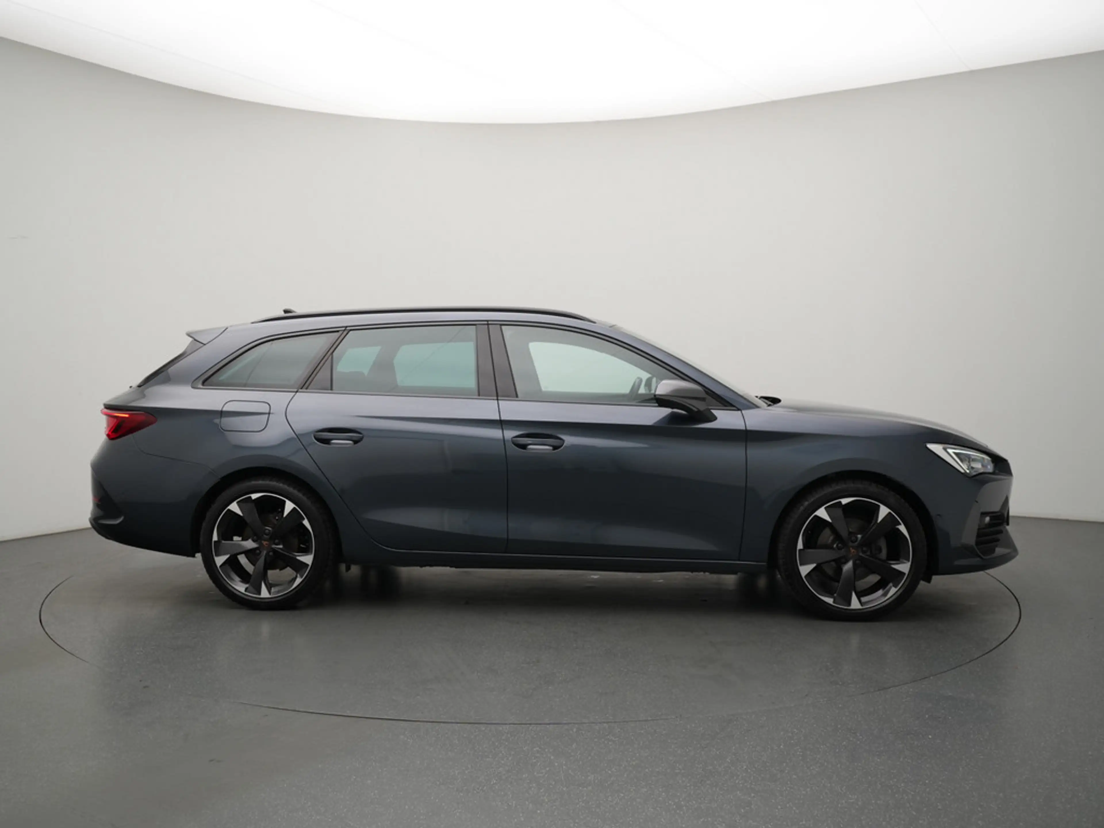 CUPRA Leon ST DSG CARPLAY LED PDC AHK ACC PANO LEDER — photo 3