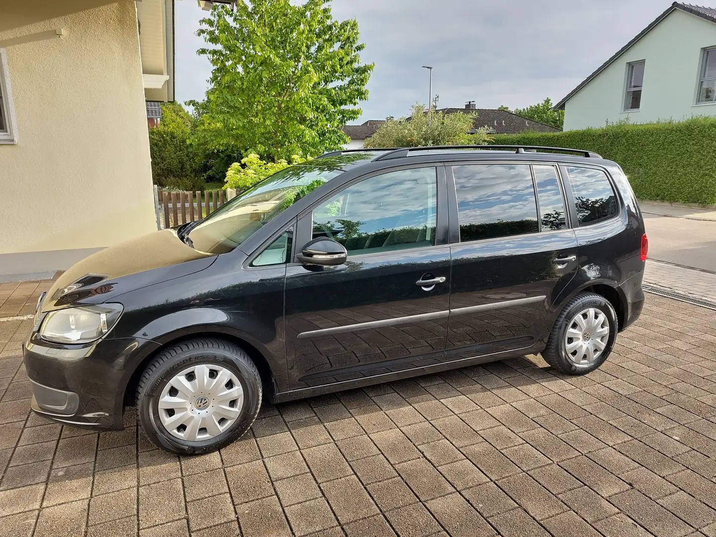 Volkswagen Touran 1.4 TSI * HU Neu * AHK * 7-Sitzer * 8-fach bereift Schwarz - 1