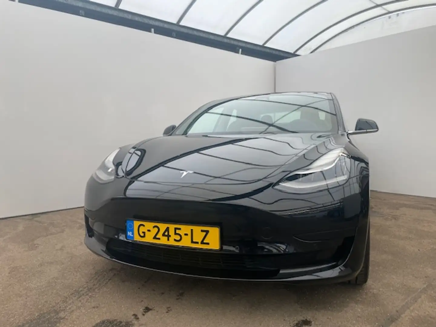Tesla Model 3 Standard Plus RWD Schwarz - 2