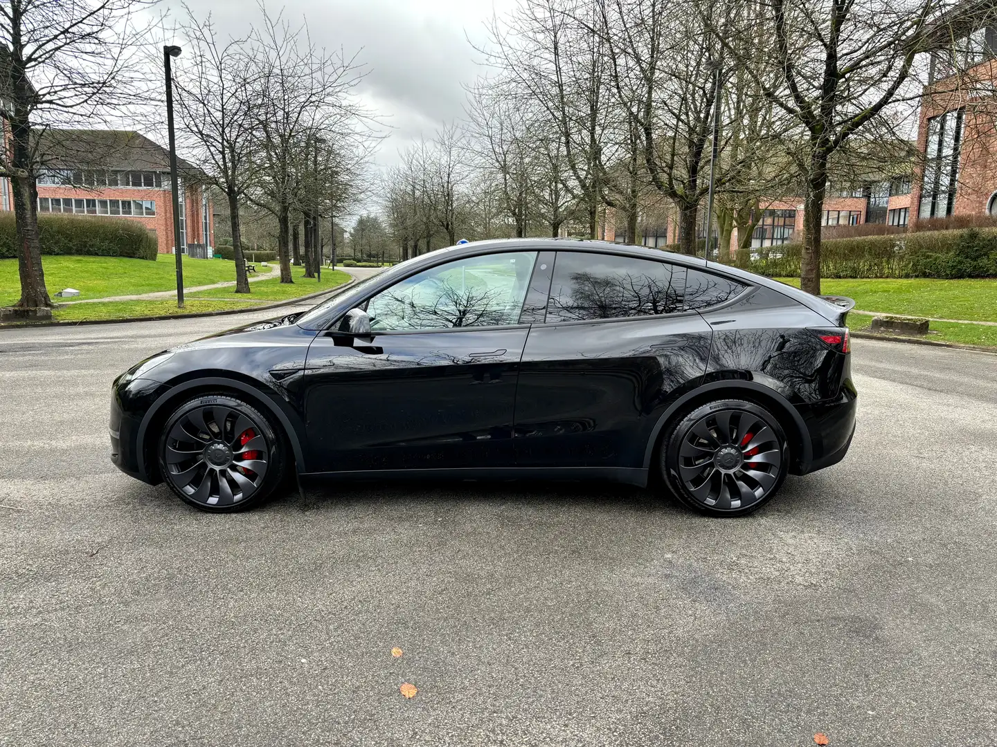 Tesla Model Y 72.5 kWh Dual Motor Performance AWD Zwart - 1