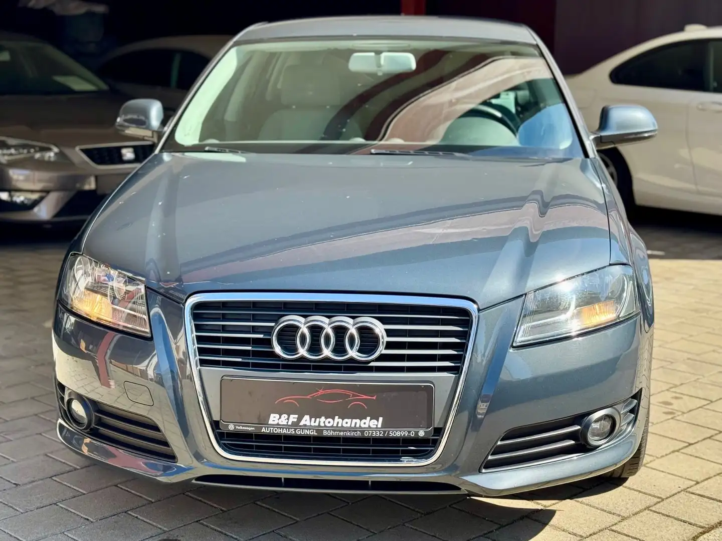Audi A3 Sportback 1.6 KLIMA SHZ PDC Grau - 2
