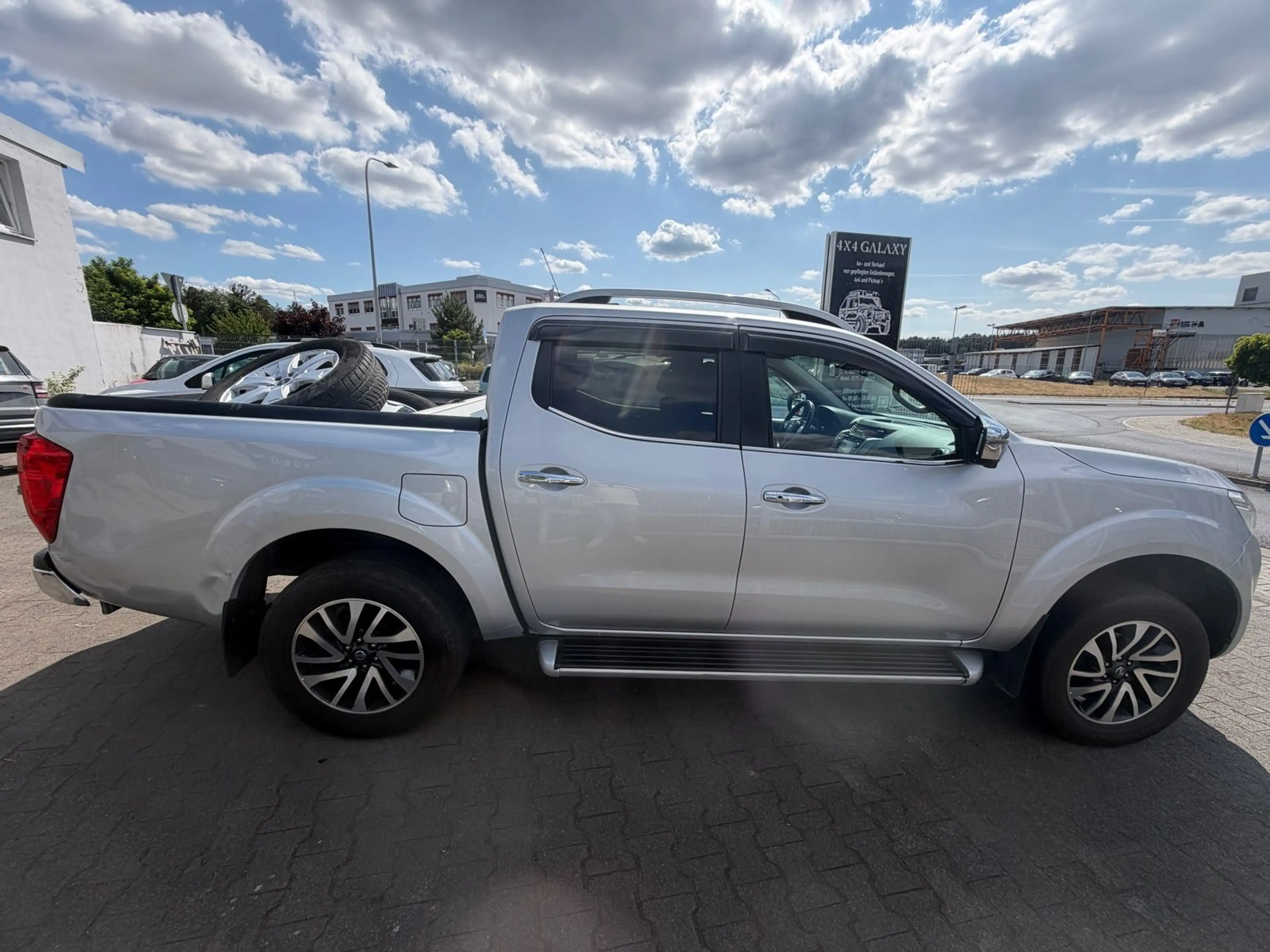 Nissan Navara NP300 N-Connecta Double Cab 4x4 — photo 7