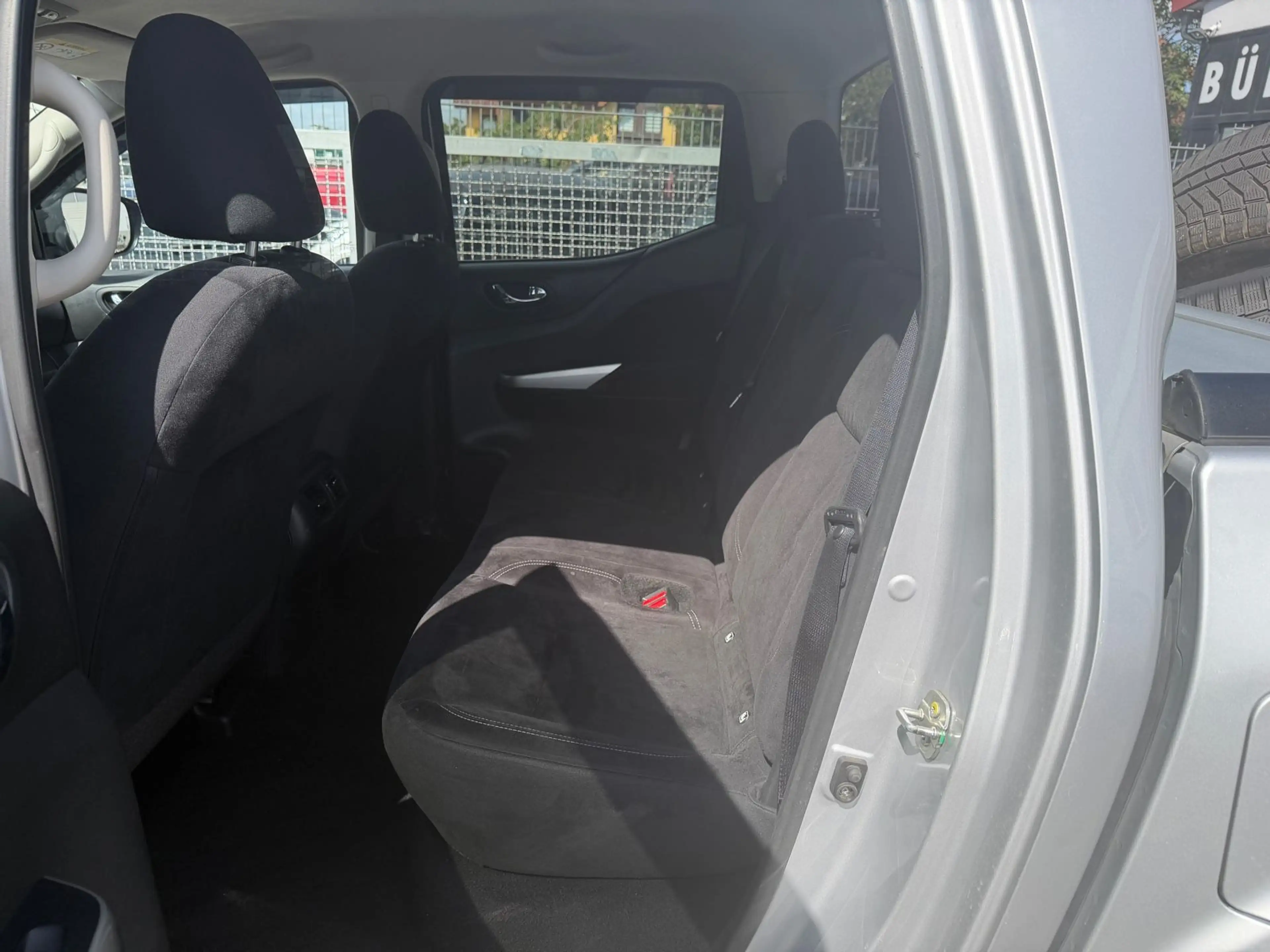 Nissan Navara NP300 N-Connecta Double Cab 4x4 — photo 12