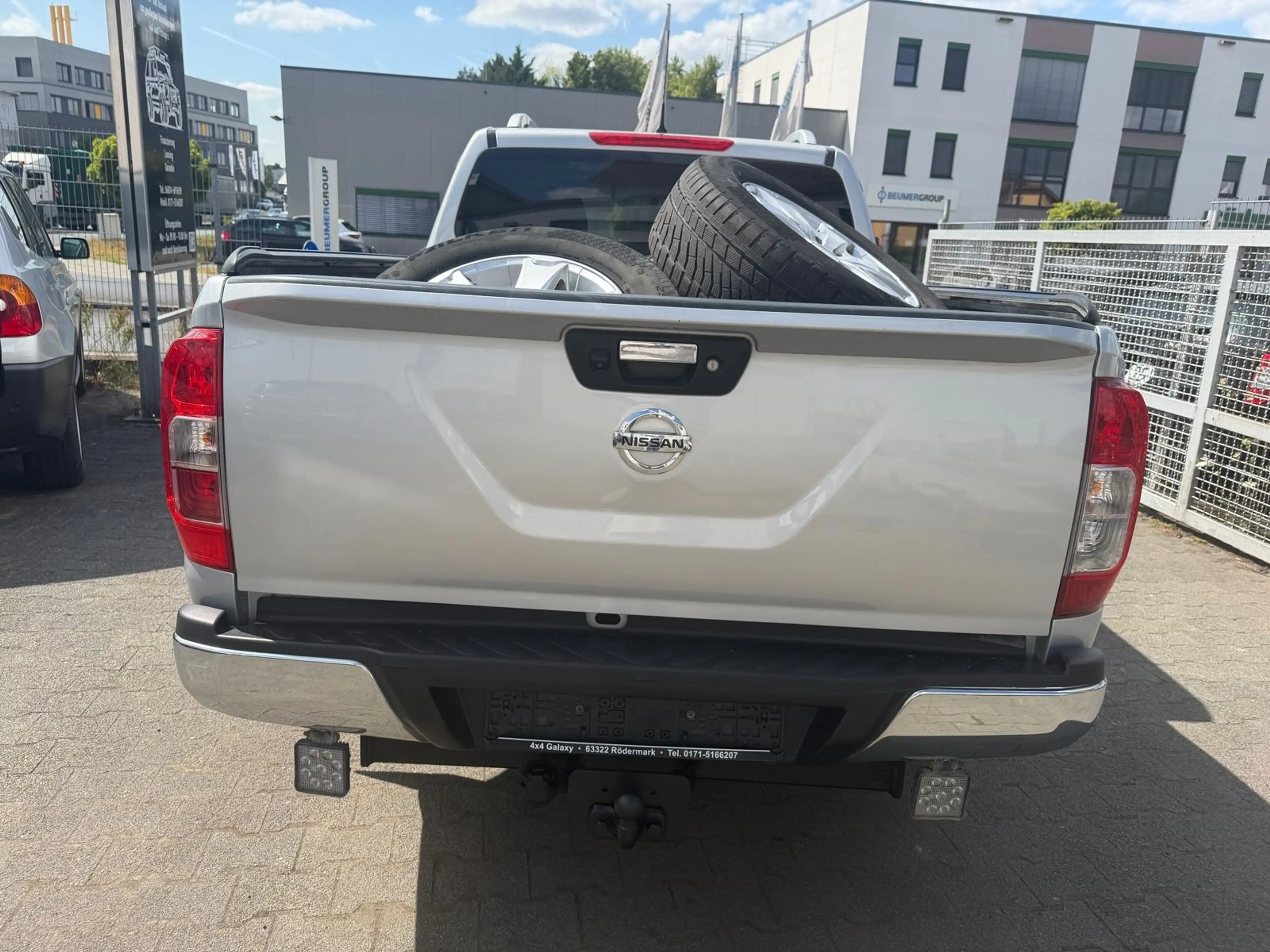 Nissan Navara NP300 N-Connecta Double Cab 4x4 — photo 4