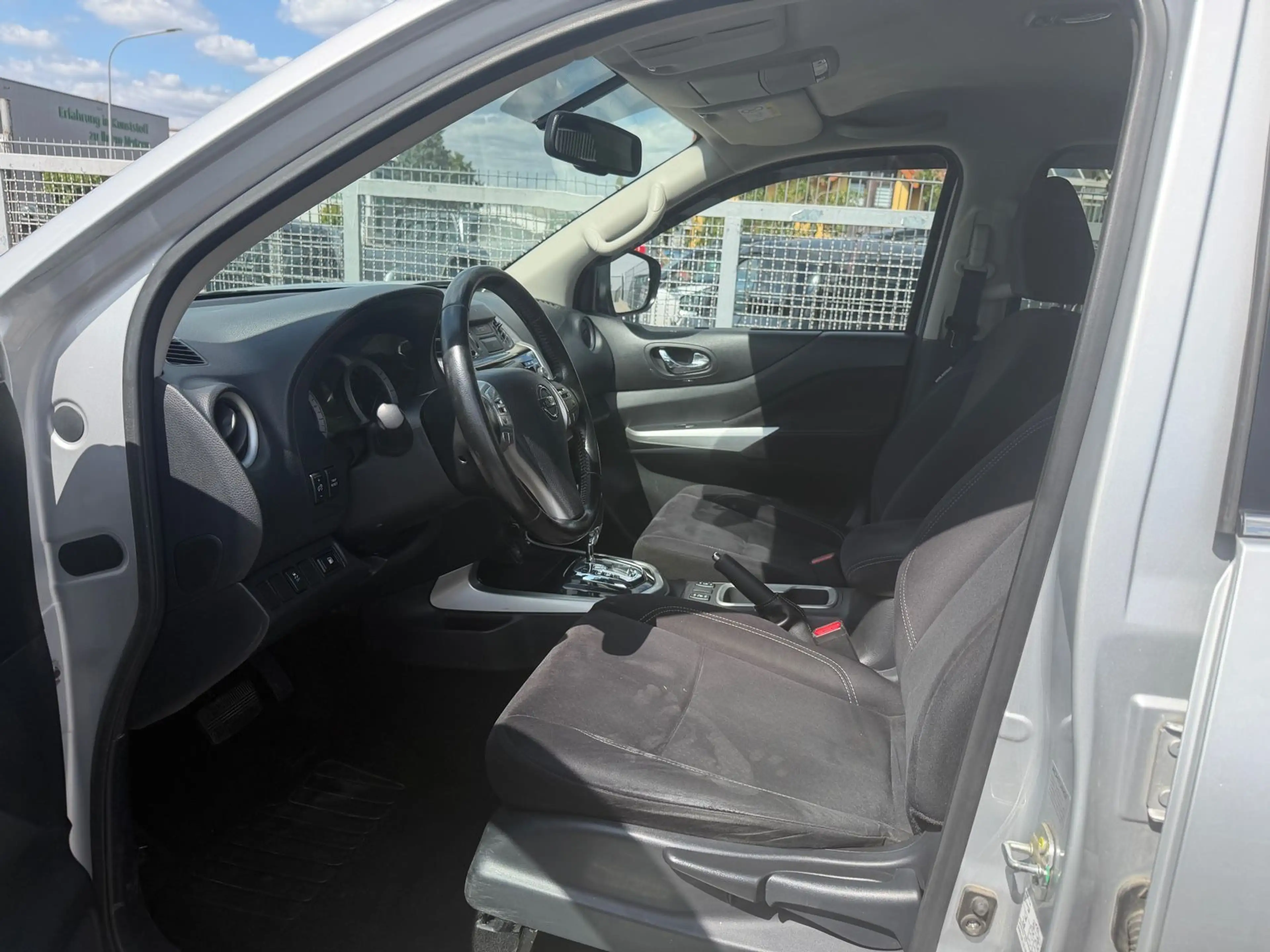 Nissan Navara NP300 N-Connecta Double Cab 4x4 — photo 10