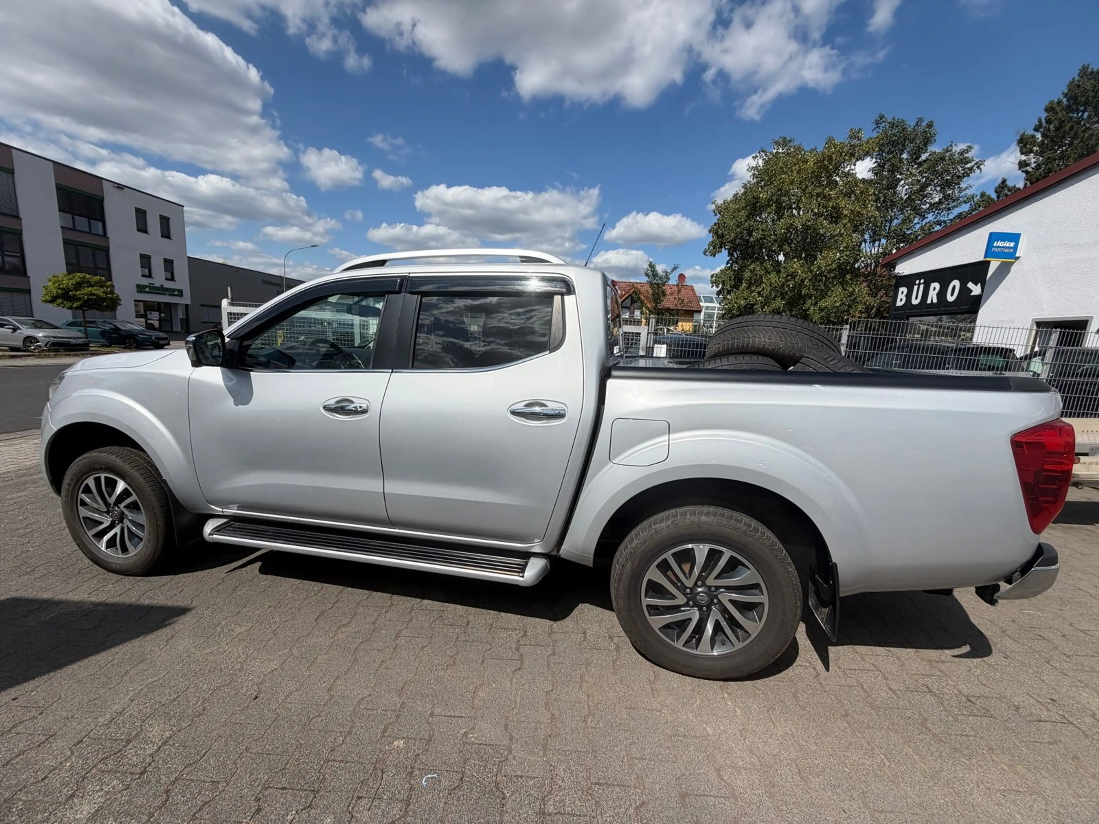 Nissan Navara NP300 N-Connecta Double Cab 4x4 — photo 2