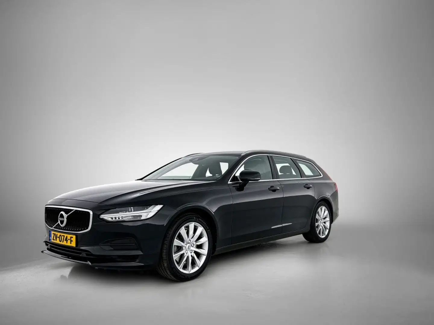 Volvo V90 2.0 T4 Momentum Zwart - 2