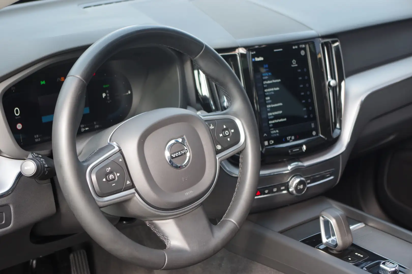 Volvo XC60 2.0 T6 Plug-in Hybrid AWD 350 PK Inscription Expre Gris - 2