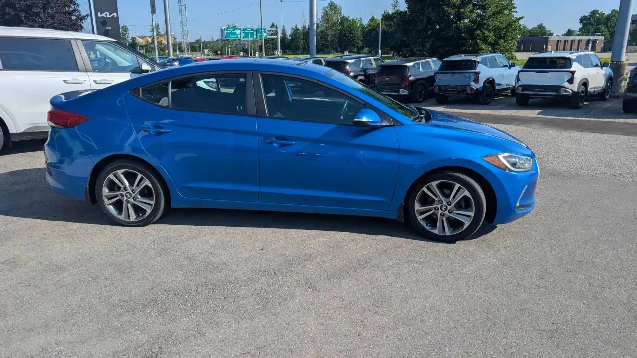 Hyundai ELANTRA photo Hyundai ELANTRA