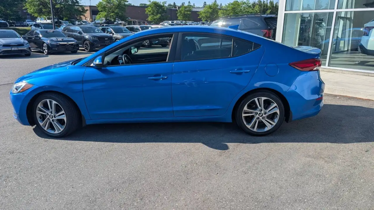 Hyundai ELANTRA photo Hyundai ELANTRA