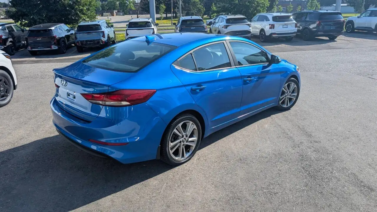 Hyundai ELANTRA photo Hyundai ELANTRA