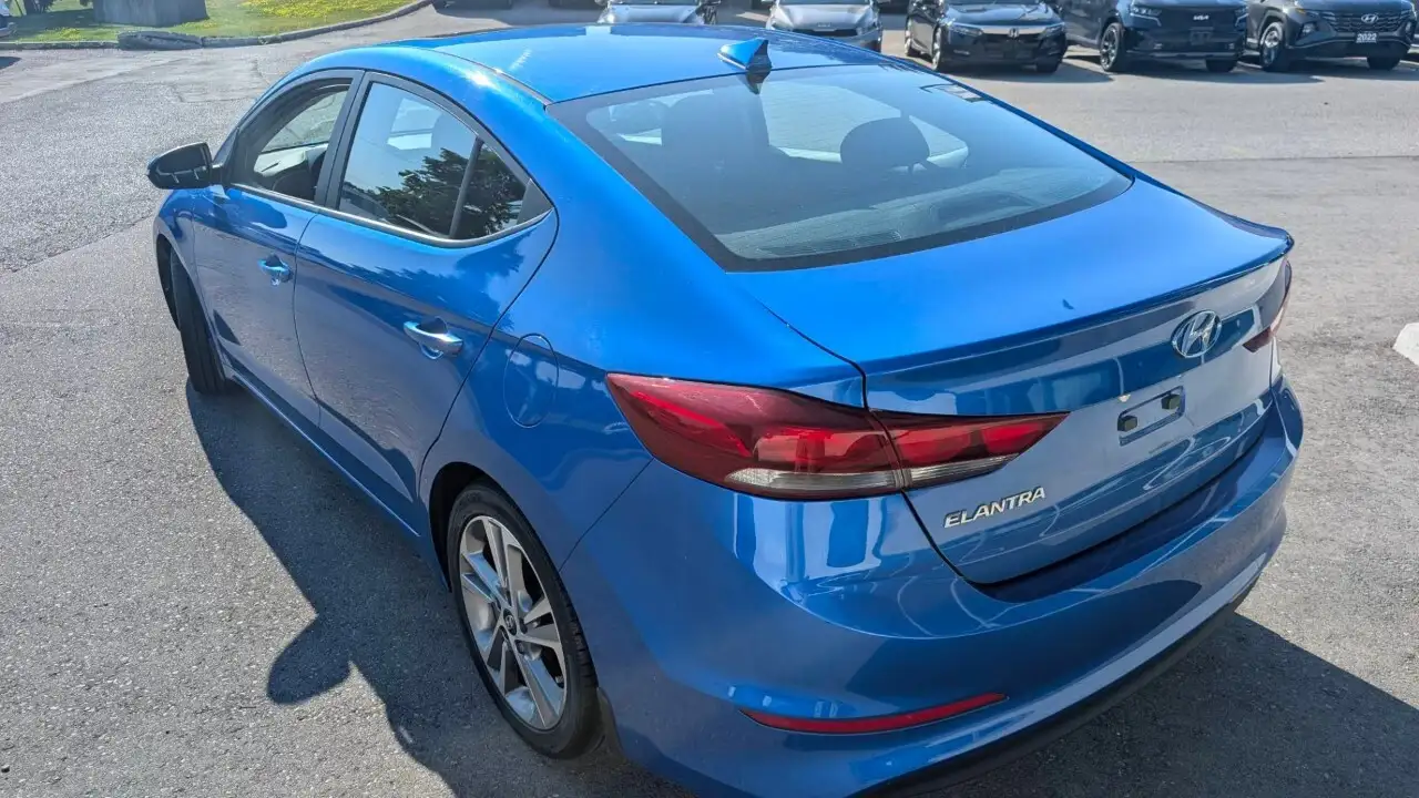 Hyundai ELANTRA photo Hyundai ELANTRA