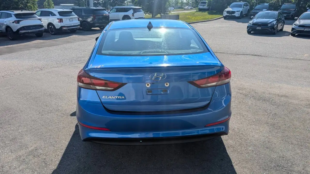 Hyundai ELANTRA photo Hyundai ELANTRA