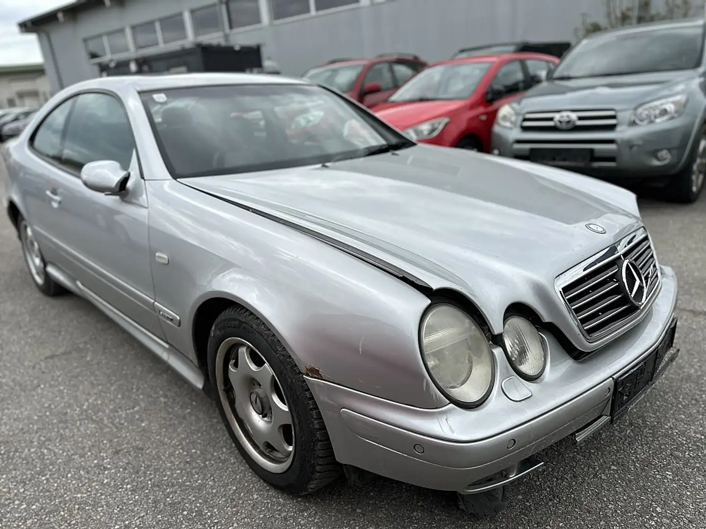 Mercedes-Benz CLK 320 Elegance Aut. srebrna - 2