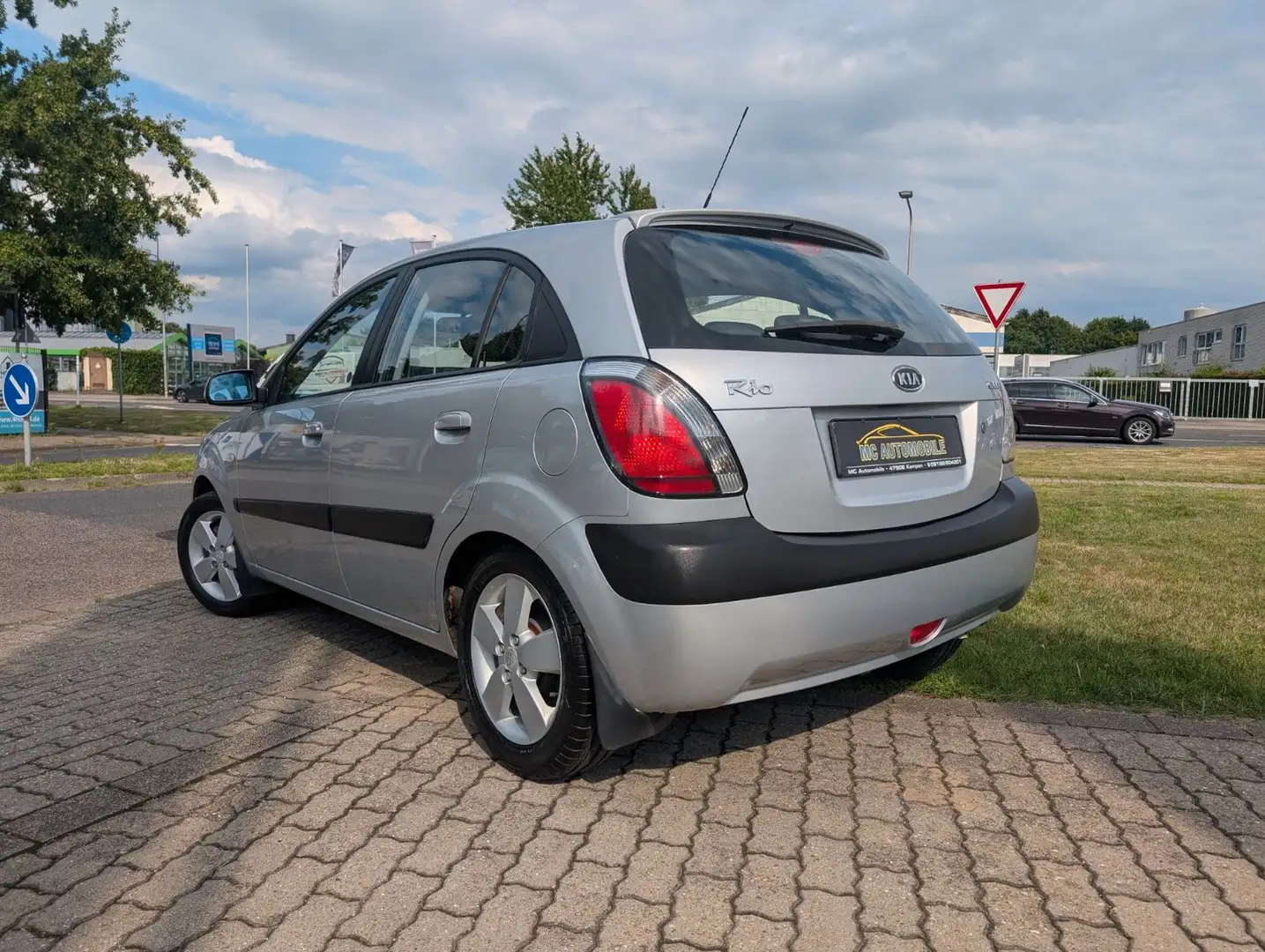 Kia Rio 1.6 CVVT Spirit*AUTOMATIK*RADIO-CD*ZV-FUNK ! Ezüst - 2