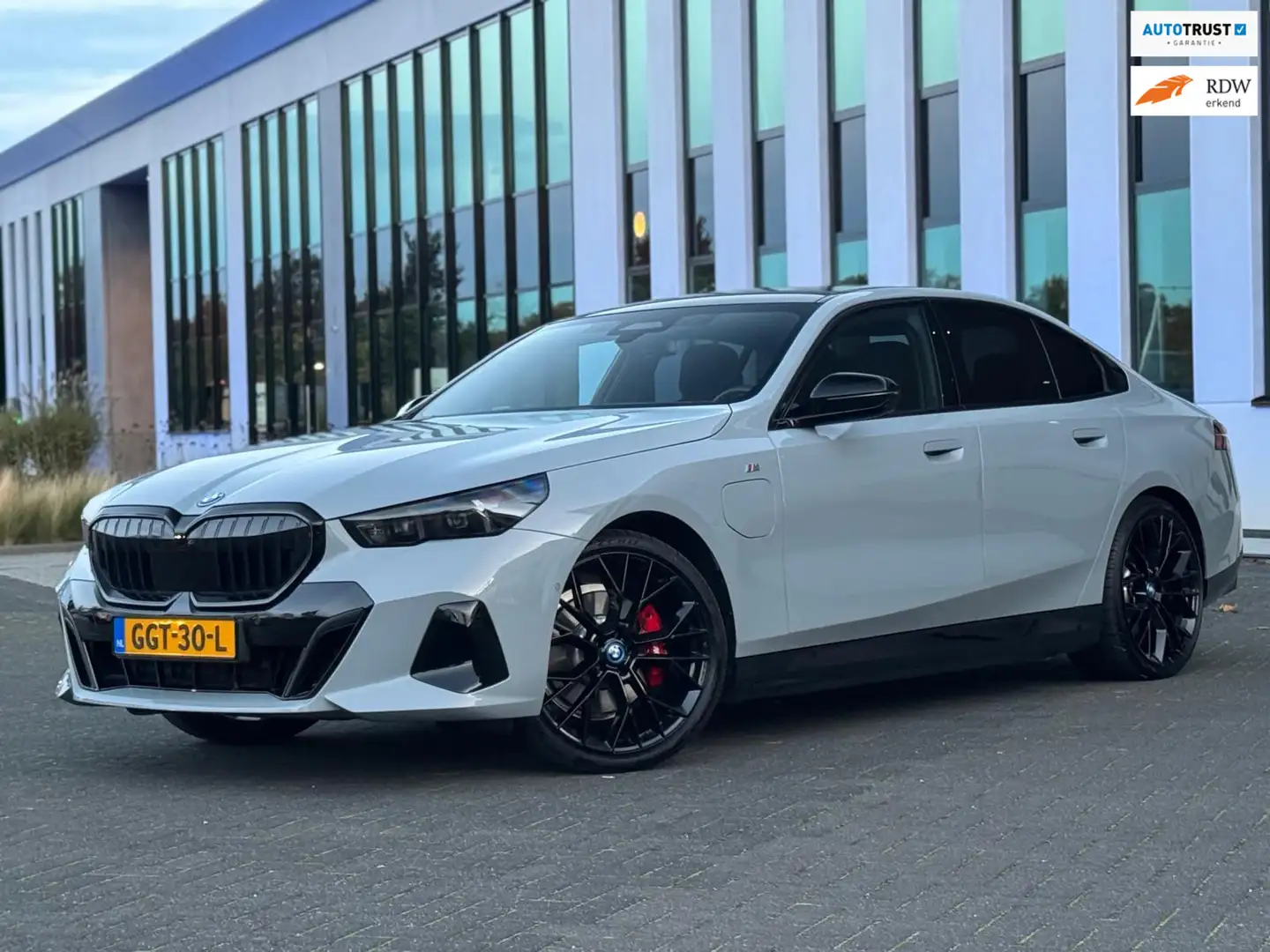 BMW 530 5-serie 530e M sport pakket, panoramadak, 21 inch, Grijs - 1