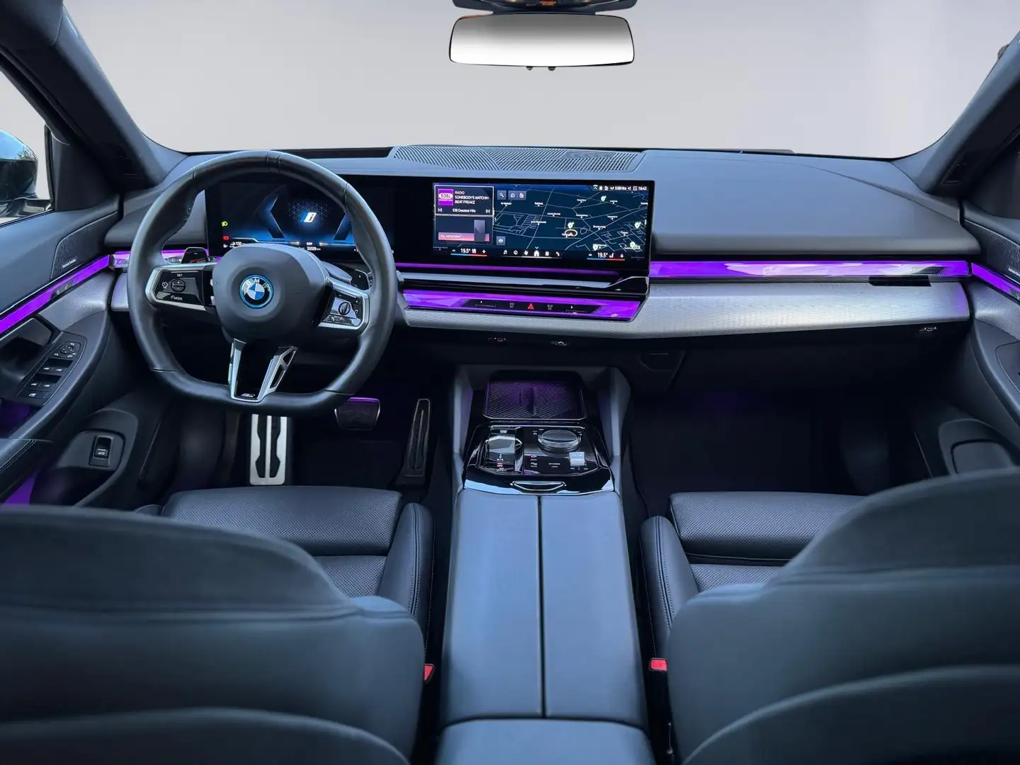 BMW 530 5-serie 530e M sport pakket, panoramadak, 21 inch, Grijs - 2