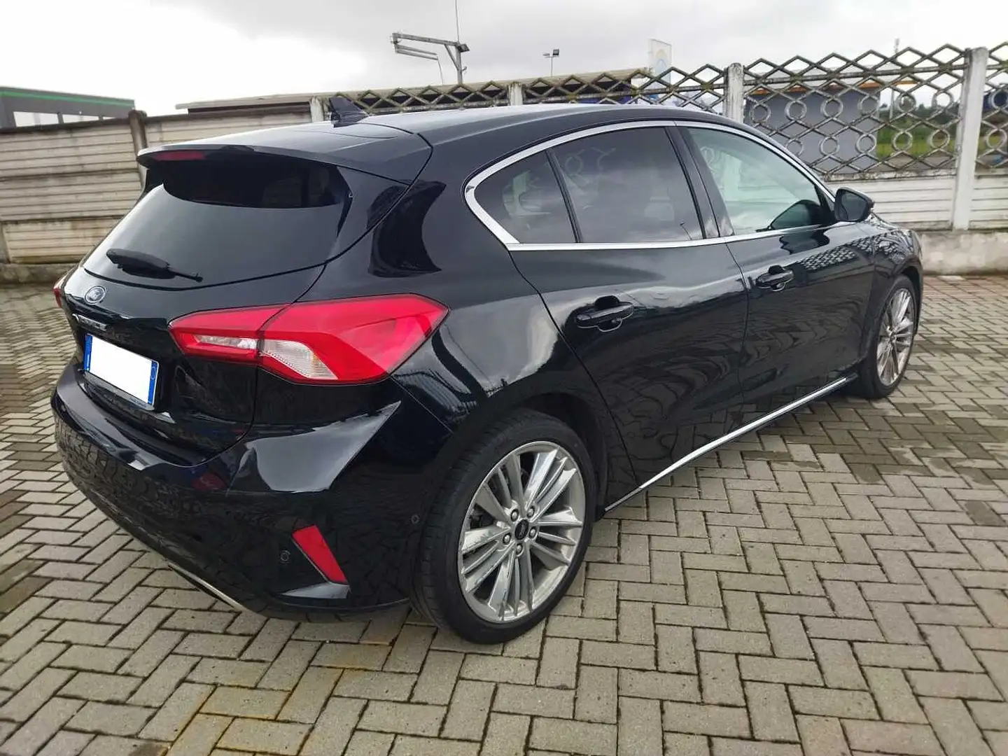 Ford Focus 4ª serie 1.0 EcoBoost 125 CV automatico 5p. Vignal Nero - 2