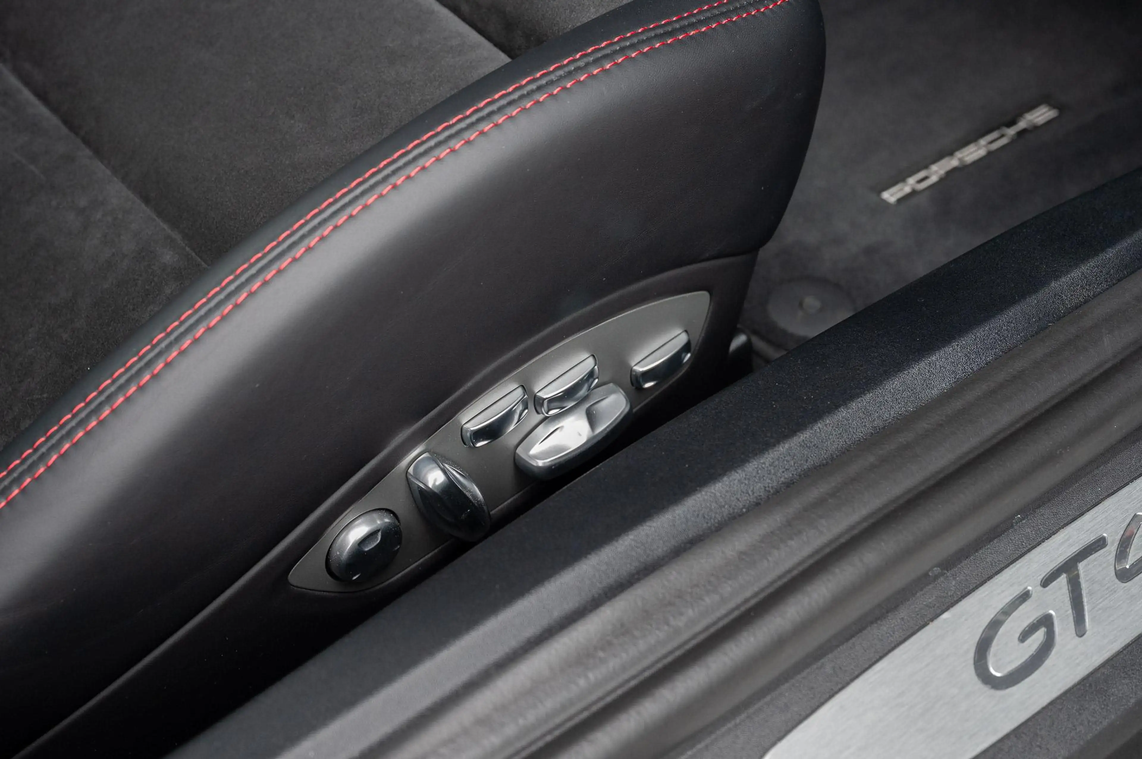 Porsche Cayman GT4 3.8 — photo 19