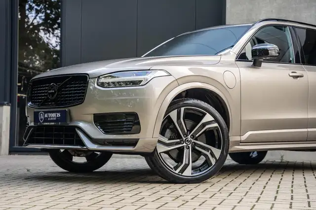 Volvo XC90 view 4