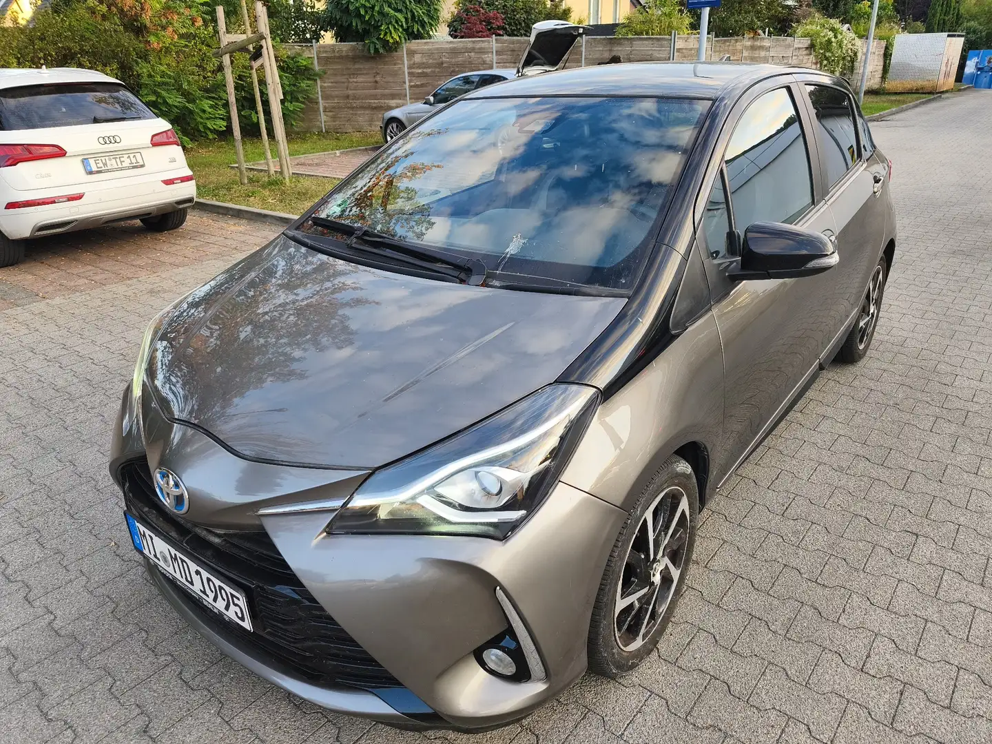 Toyota Yaris Hybrid Style Selection Grau - 1