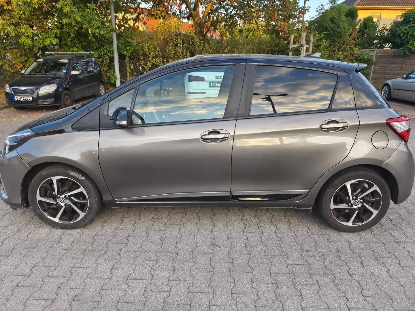 Toyota Yaris Hybrid Style Selection Grau - 2