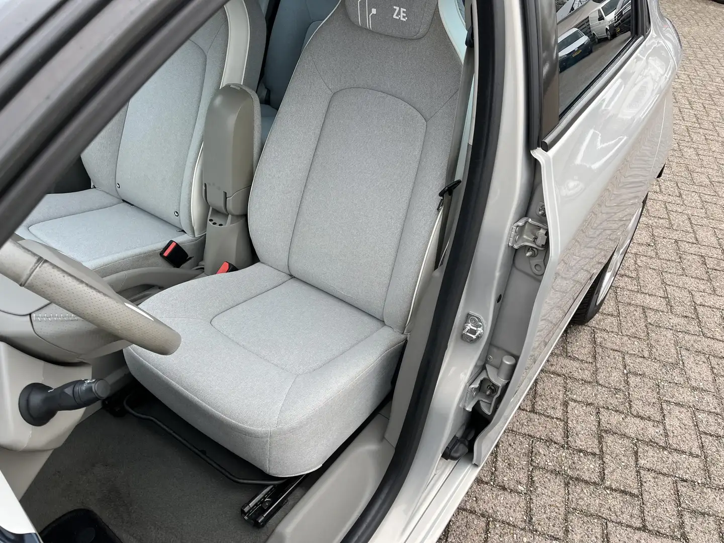 Renault ZOE Q210 Zen Quickcharge 22 kWh incl. accu 200 plus aa Grijs - 2