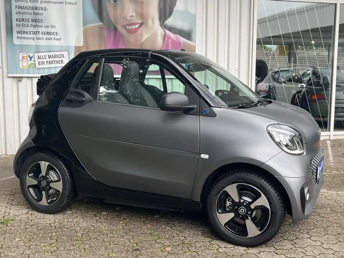 smart forTwo EQ cabrio*EXCLUSIVE*22kW*CAM*MEDIA*SHZ*ALU*ALLW*LE Gris - 2