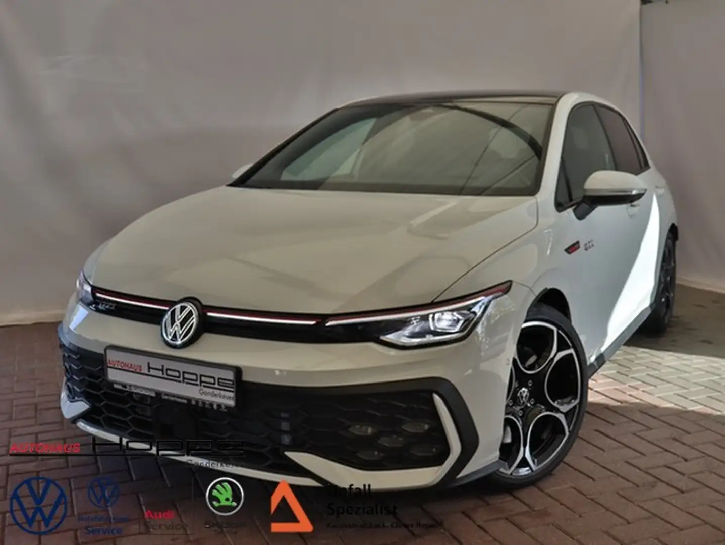 Volkswagen Golf VIII GTI 2.0 l TSI DSG+PANO+AHK+MATRIX+ACC Weiß - 1