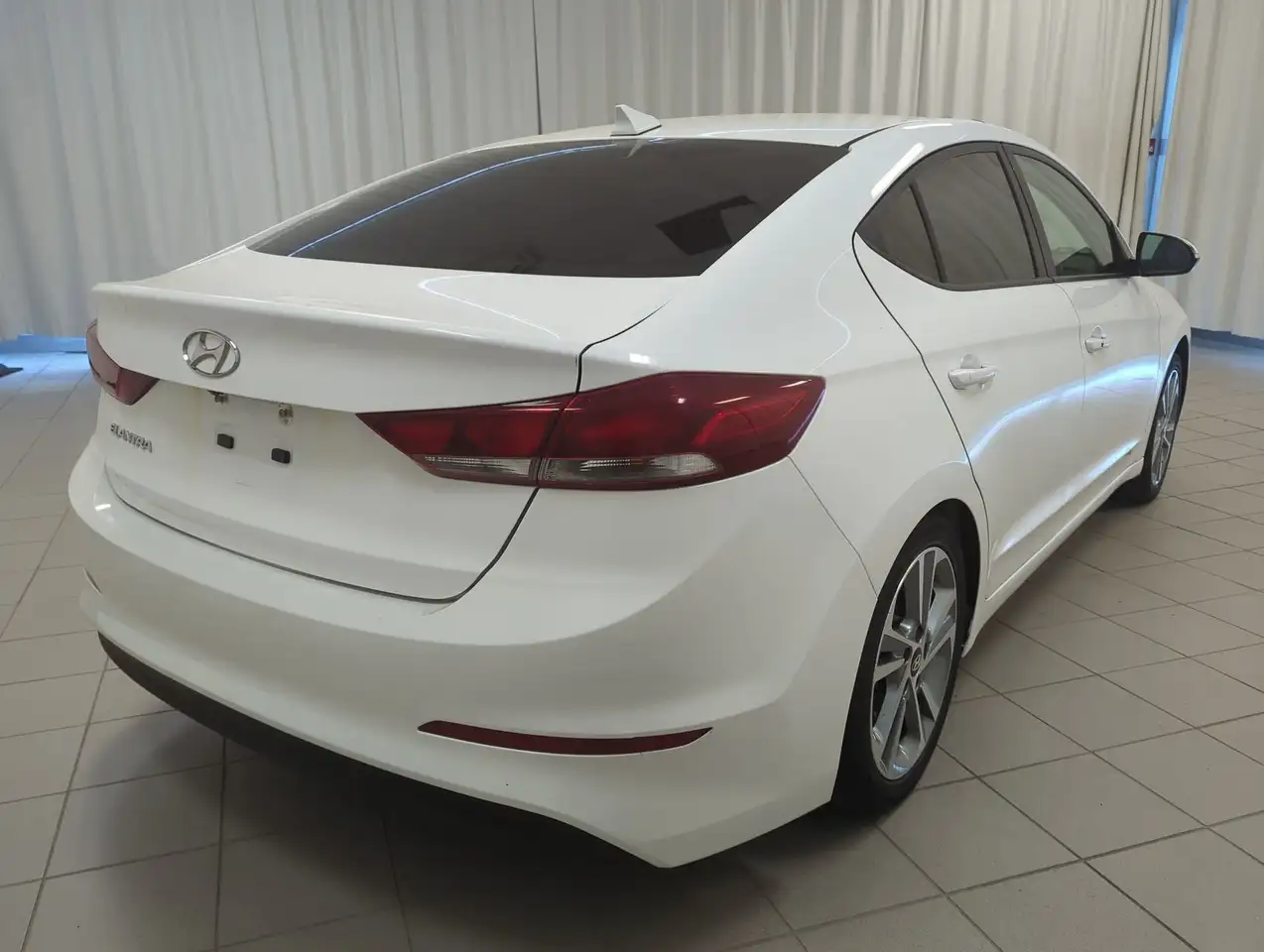 Hyundai ELANTRA снимка Hyundai ELANTRA