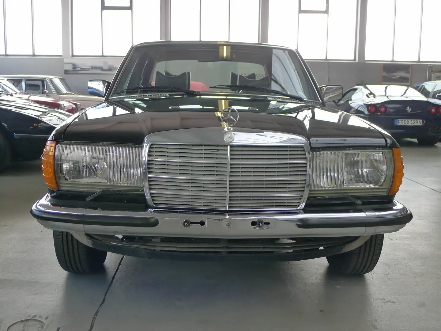 Mercedes-Benz 280 W123, schwarz/schwarz, Projekt Noir - 2