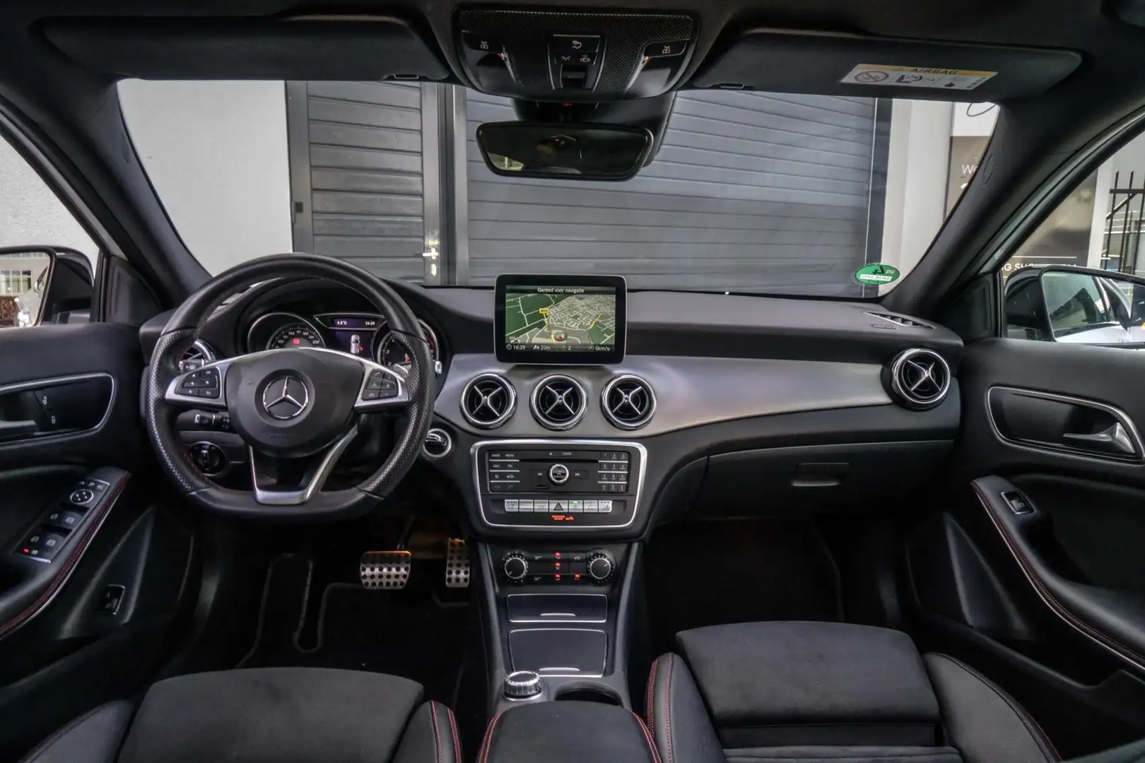 Mercedes-Benz GLA 200 AMG Line PANO / 360 CAMERA / NAVI Wit - 2