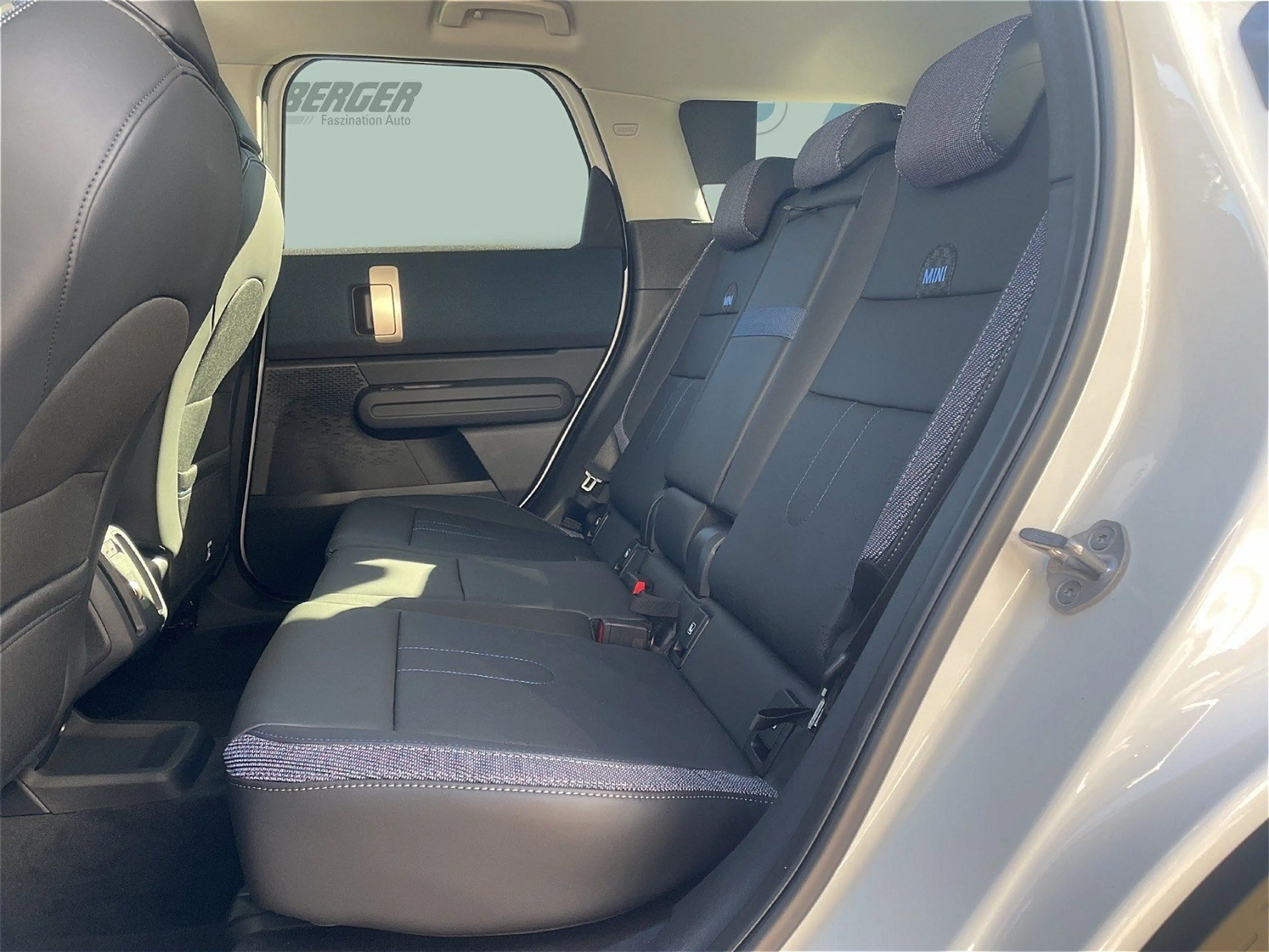 MINI One Classic Trim Countryman — photo 11