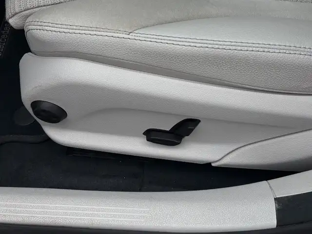 Mercedes-Benz C-Class view 12