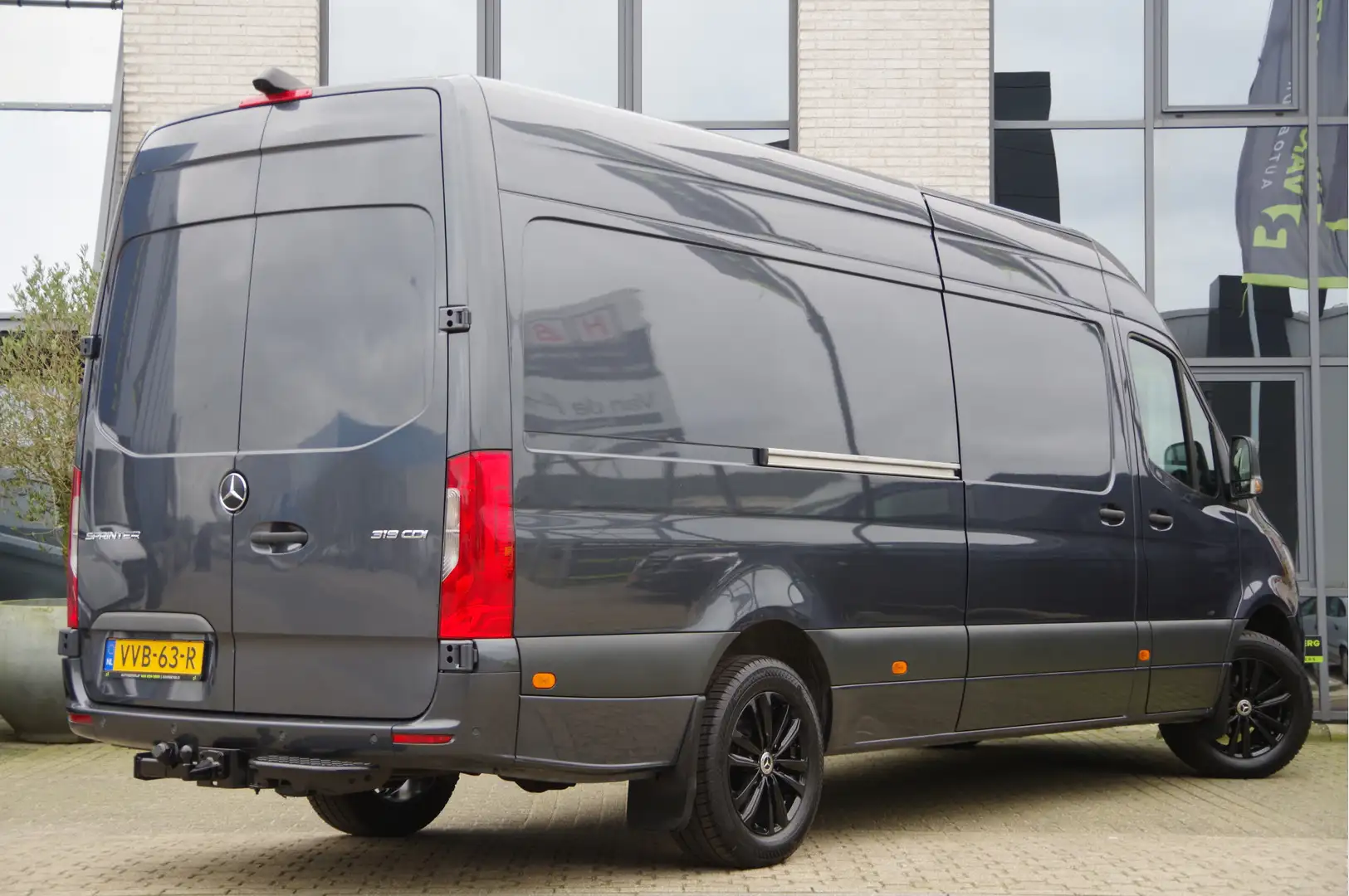 Mercedes-Benz Sprinter 319 3.0 CDI V6 L3H2 AUT-7, LEDER, 3.5T TREKHAAK, C Grijs - 2
