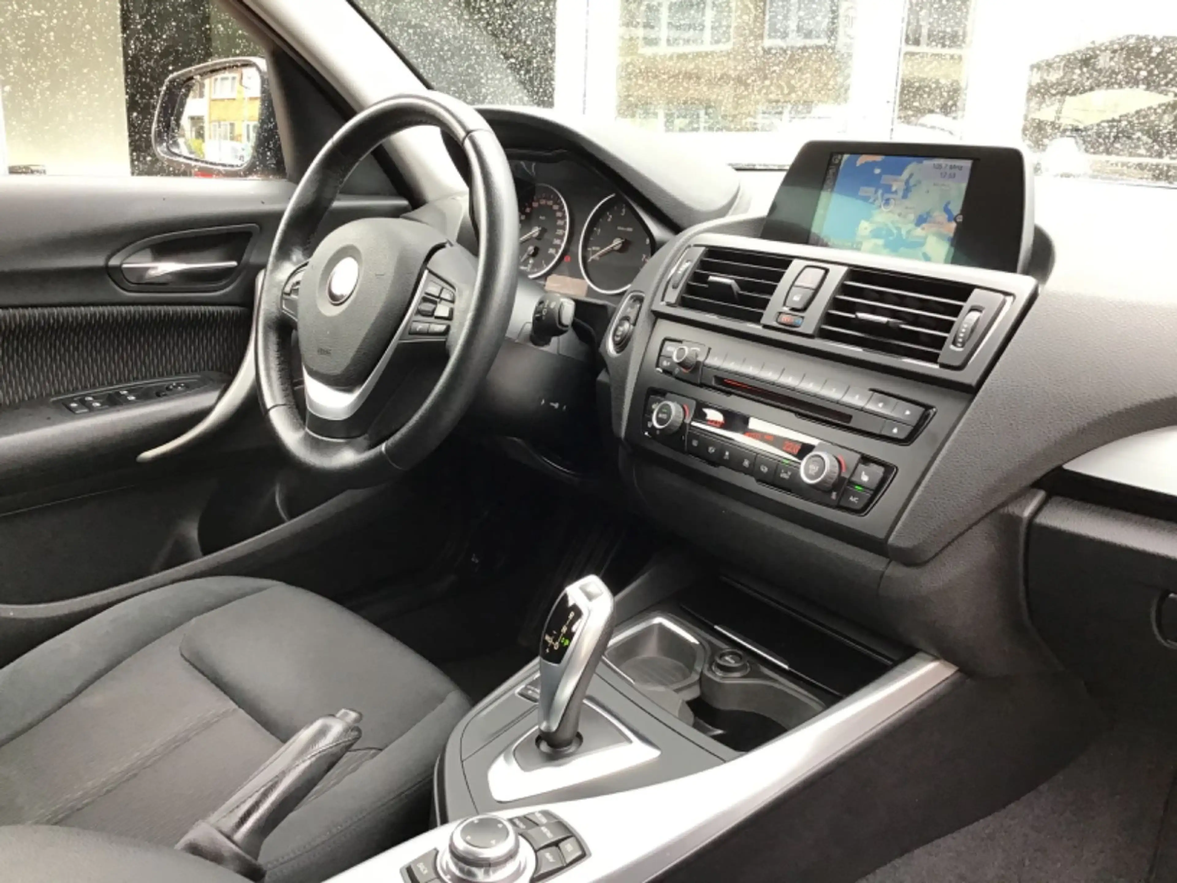 BMW 118 Lim. Aut.~Advantage~Navi~Bluetooth~Bi-Xenon — photo 10
