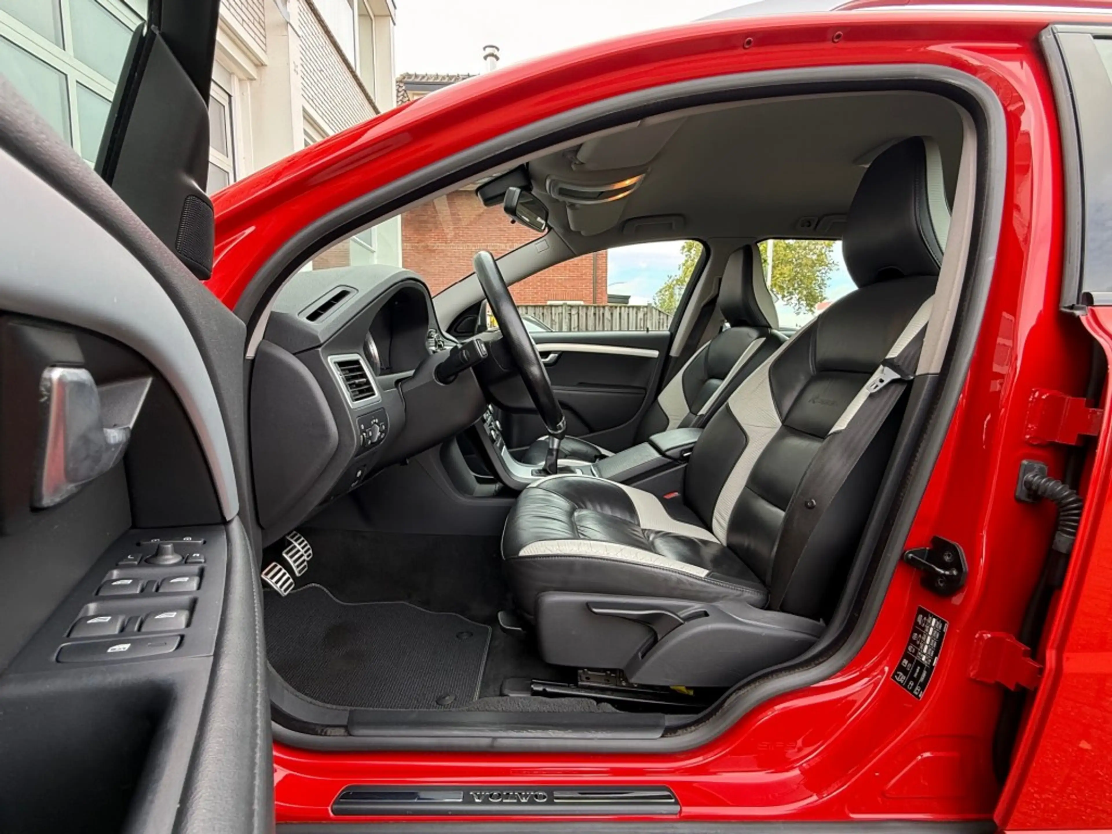 Volvo V70 2.0 Turbo 203PK R-Design Xenon Navi Leer Trekhaak — photo 9