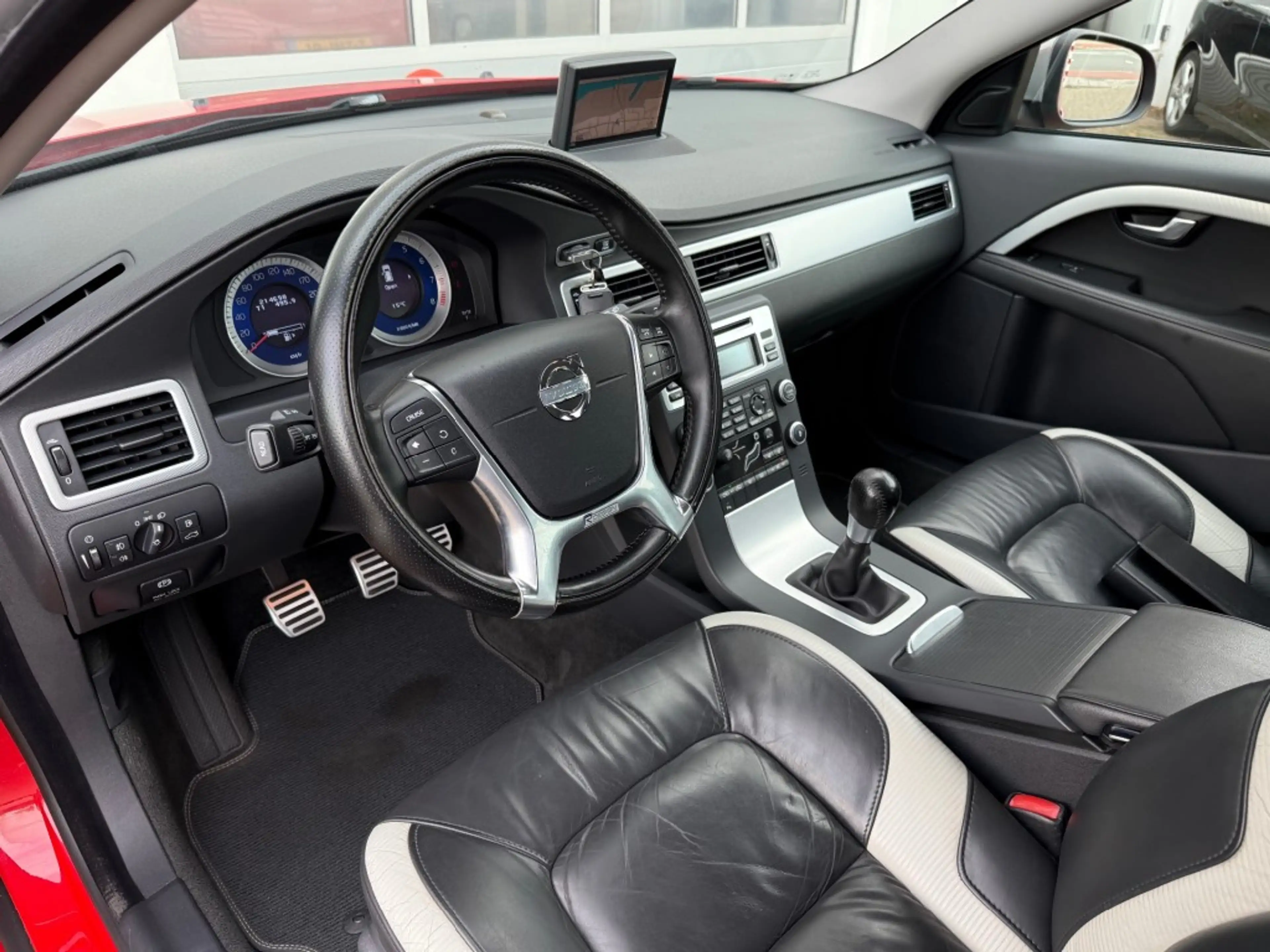 Volvo V70 2.0 Turbo 203PK R-Design Xenon Navi Leer Trekhaak — photo 8