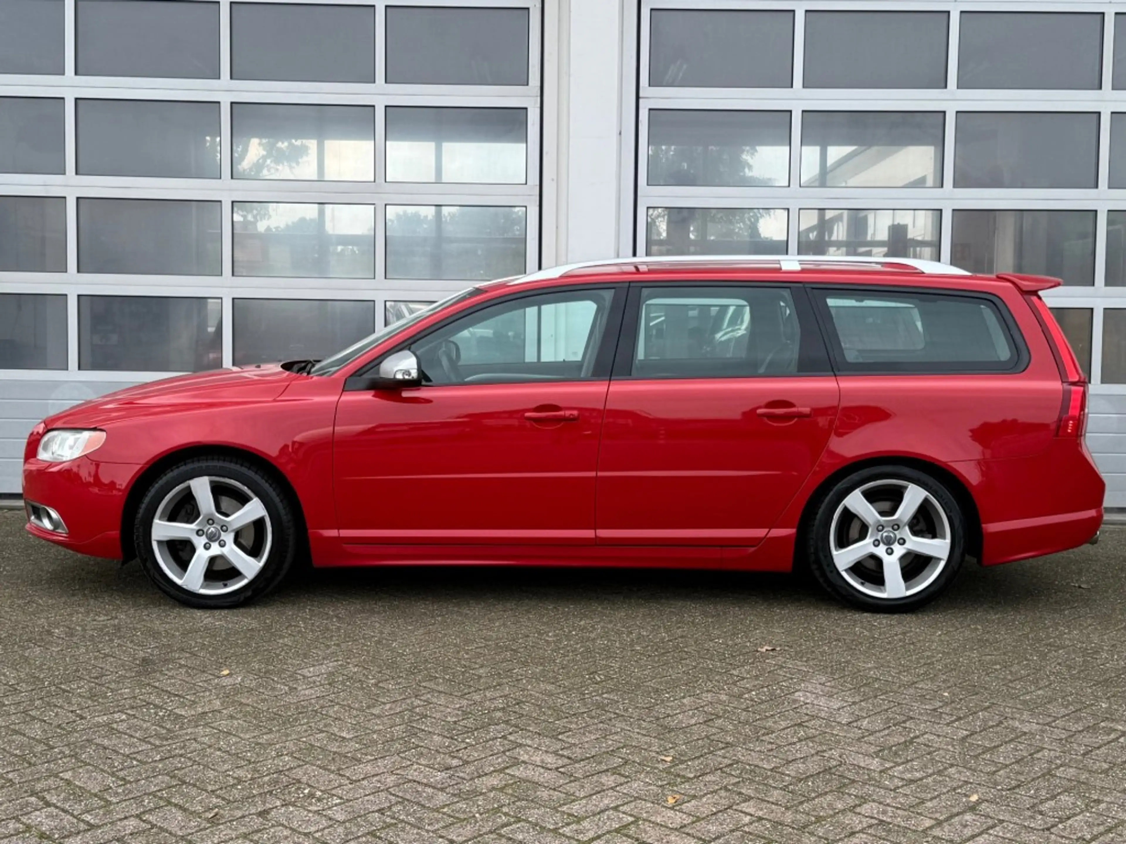 Volvo V70 2.0 Turbo 203PK R-Design Xenon Navi Leer Trekhaak — photo 3