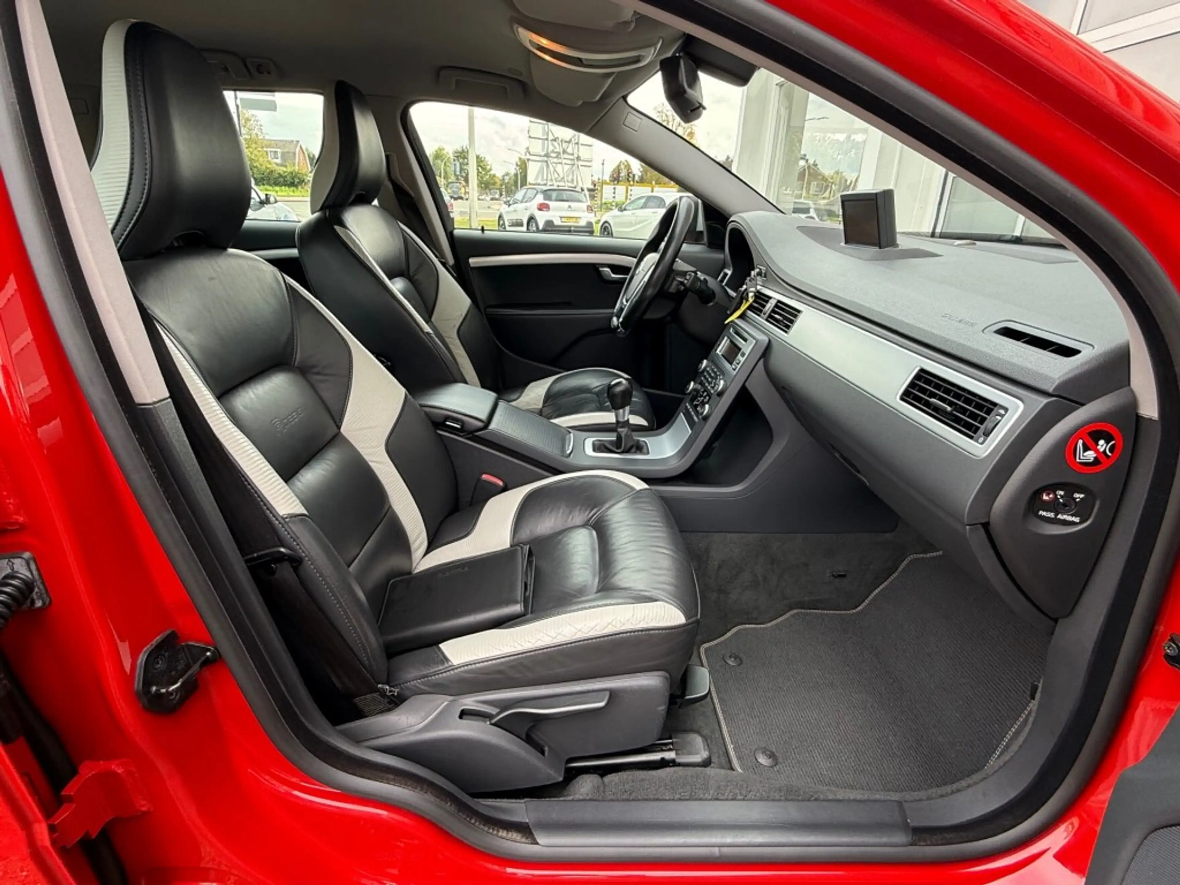Volvo V70 2.0 Turbo 203PK R-Design Xenon Navi Leer Trekhaak — photo 11