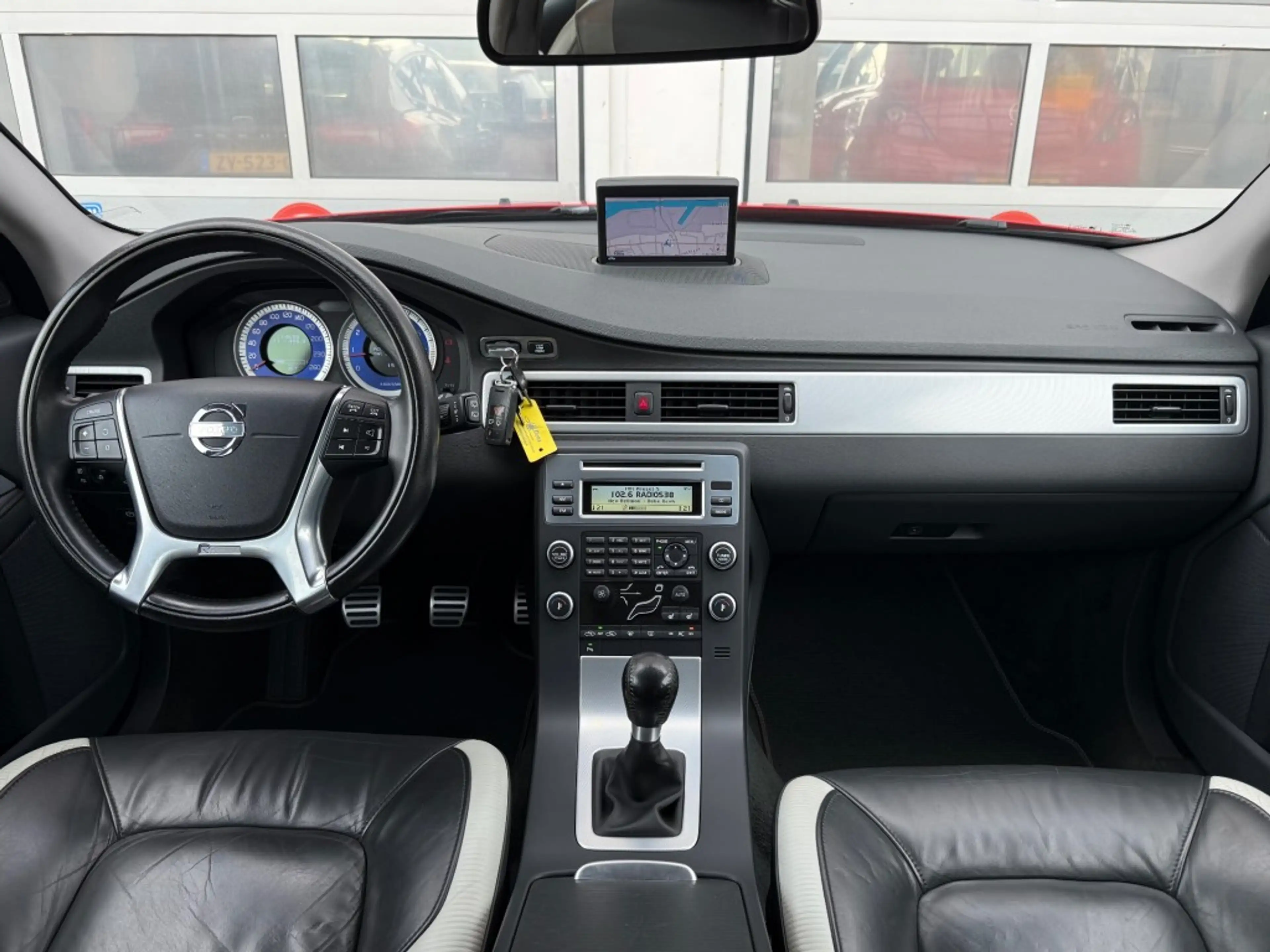 Volvo V70 2.0 Turbo 203PK R-Design Xenon Navi Leer Trekhaak — photo 12