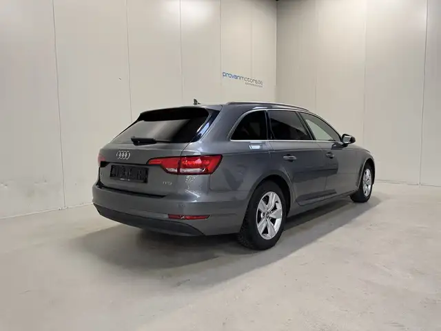 Audi A4 Avant view 3