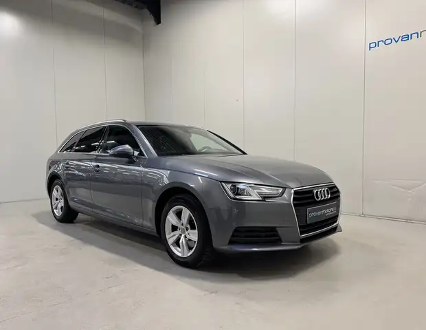 Audi A4 Avant view 5
