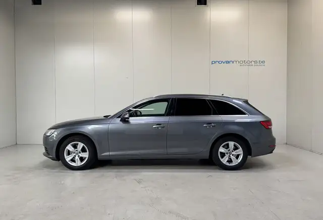 Audi A4 Avant view 8